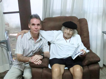 Juan Estadella con el poeta nicaragüense Ernesto Cardenal en su casa de Managua (Nicaragua), 2019.