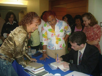 Firmando libros en Caracas (Venezuela), 2007.