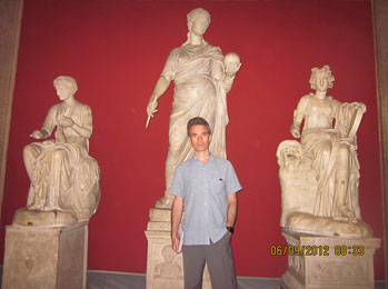Juan Estadella Junto a la Musa Urania, en los Museos Vaticanos (El Vaticano), 2012