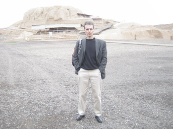 Juan Estadella en el zigurat de Tappeh Sialk (Kashan, Irán), 2017